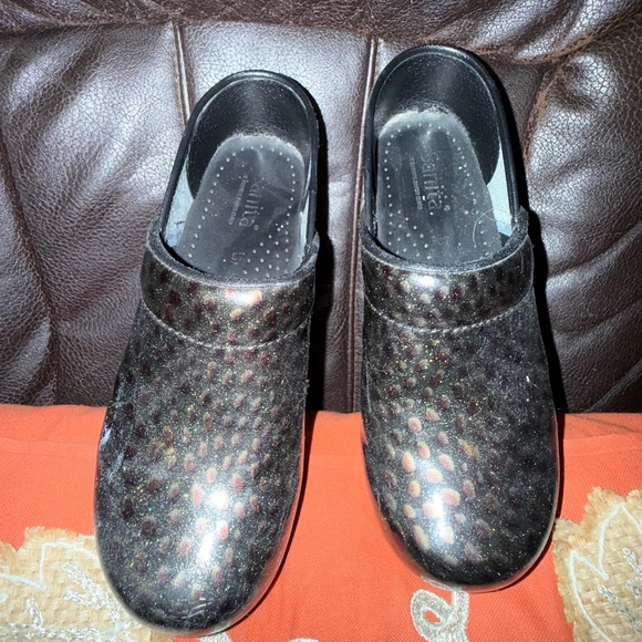 NWOT SANITAS SIZE 37 GREY LEOPARD PROFESSIONAL CLOGS - Picture 1 of 9